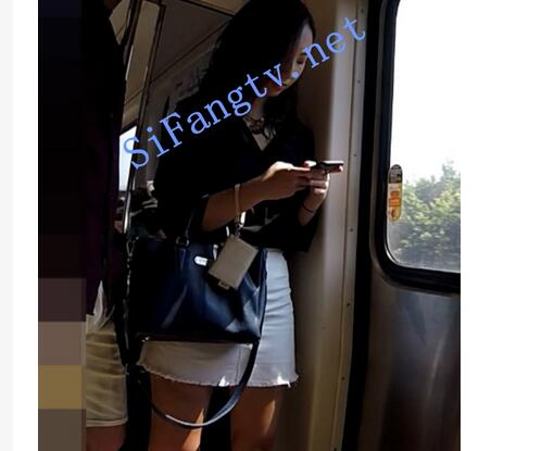 【首发极品CD】TW系列1684-地铁里的白裙美女越过男友CD花内裤
