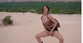 把裸舞和自慰做成MV-沙漠之旅-2【jasminej996】唯美风三点全露