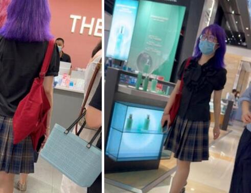 暑假商场T拍学妹裙底风光❤️紫色头发JK小学姐和闺蜜逛街光腿窄内够骚